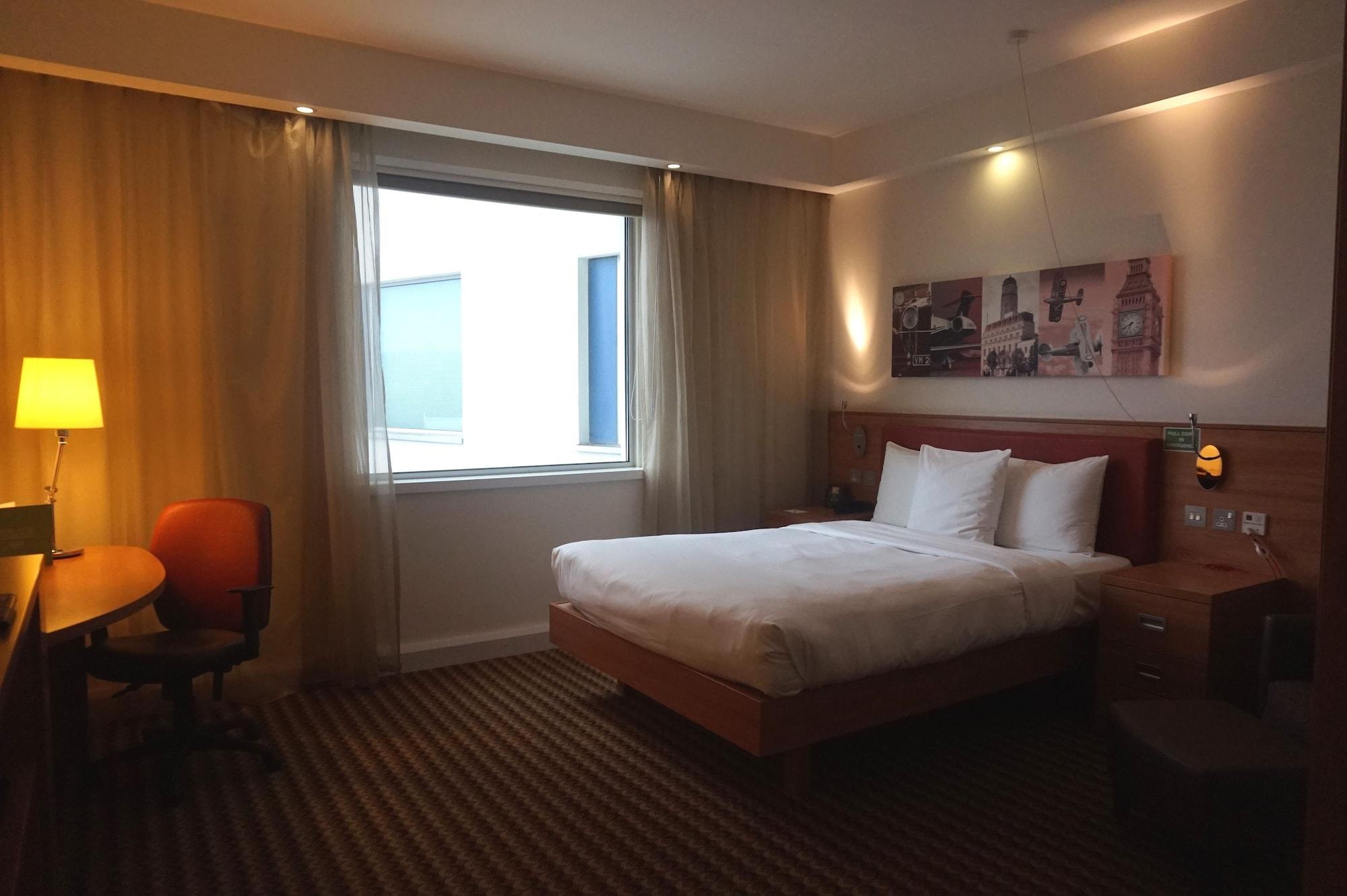 Отель Hampton By Hilton Luton Airport Экстерьер фото