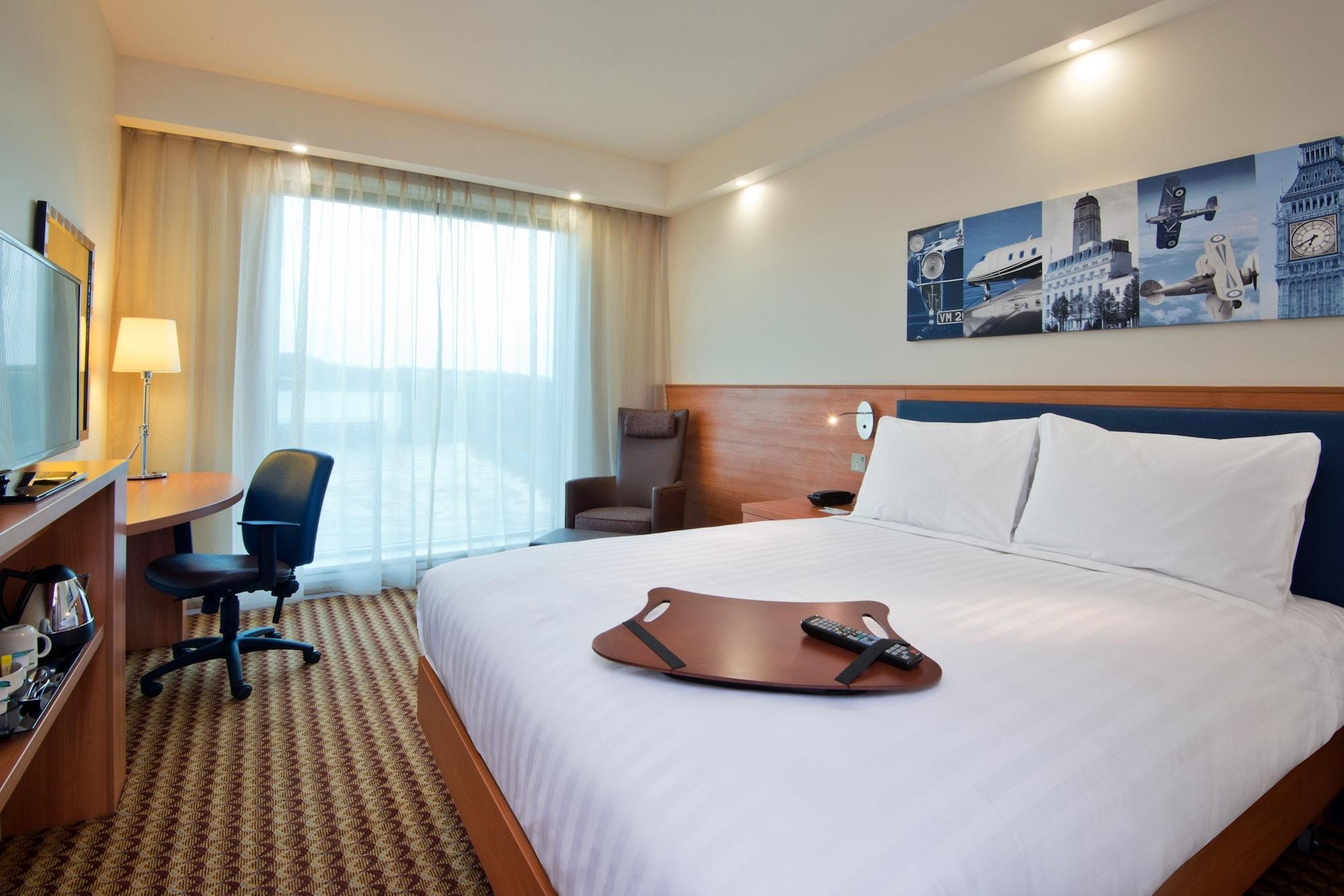 Отель Hampton By Hilton Luton Airport Экстерьер фото