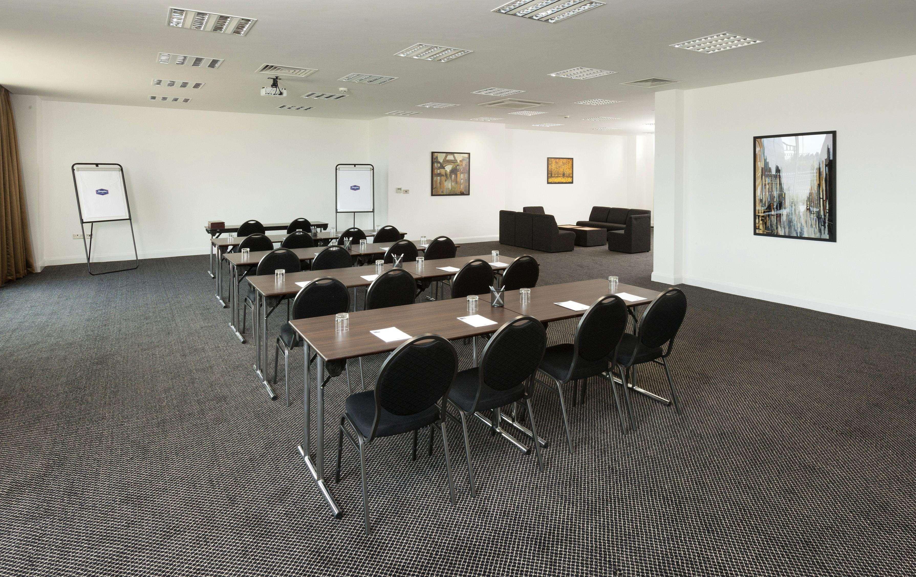 Отель Hampton By Hilton Luton Airport Экстерьер фото