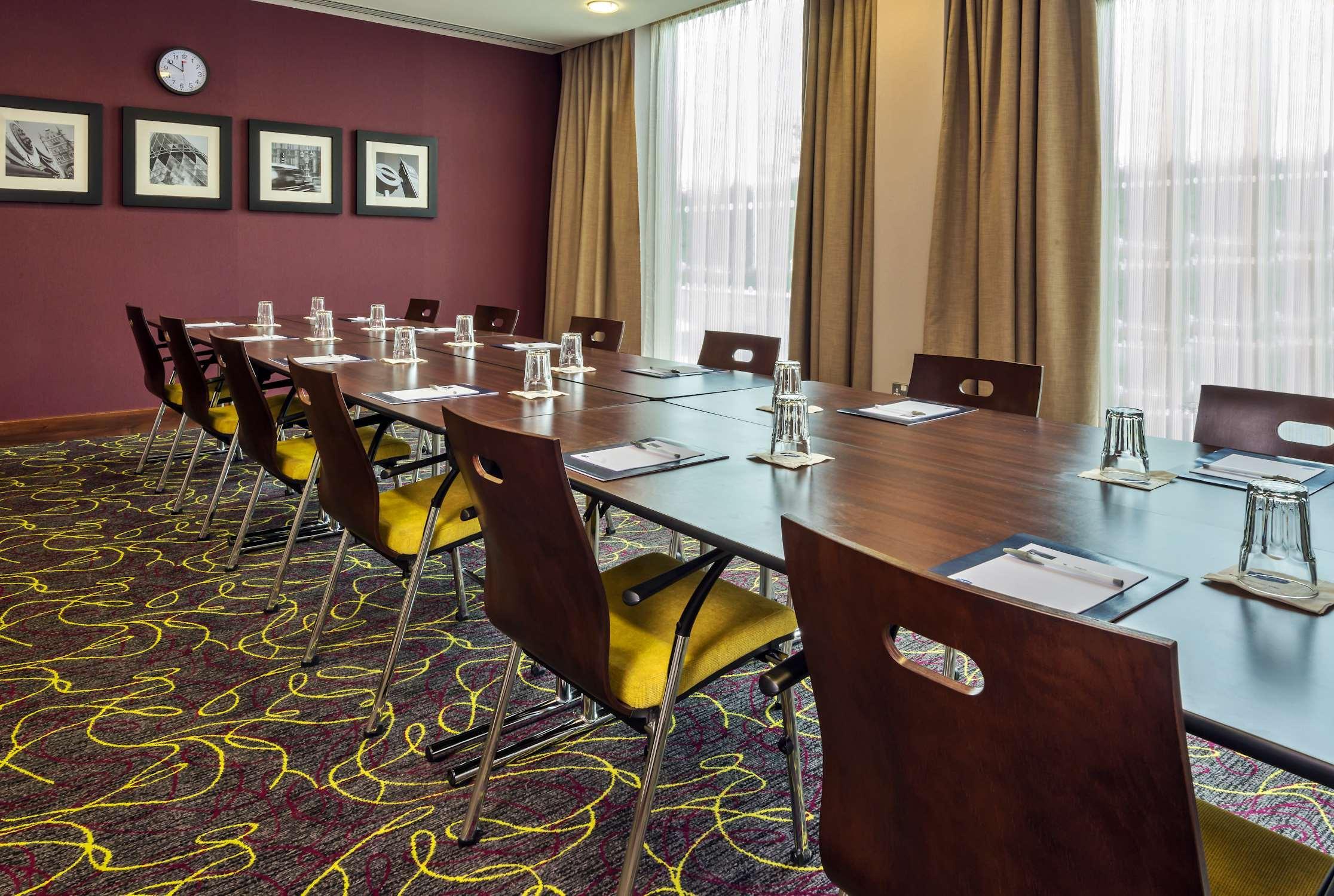Отель Hampton By Hilton Luton Airport Экстерьер фото
