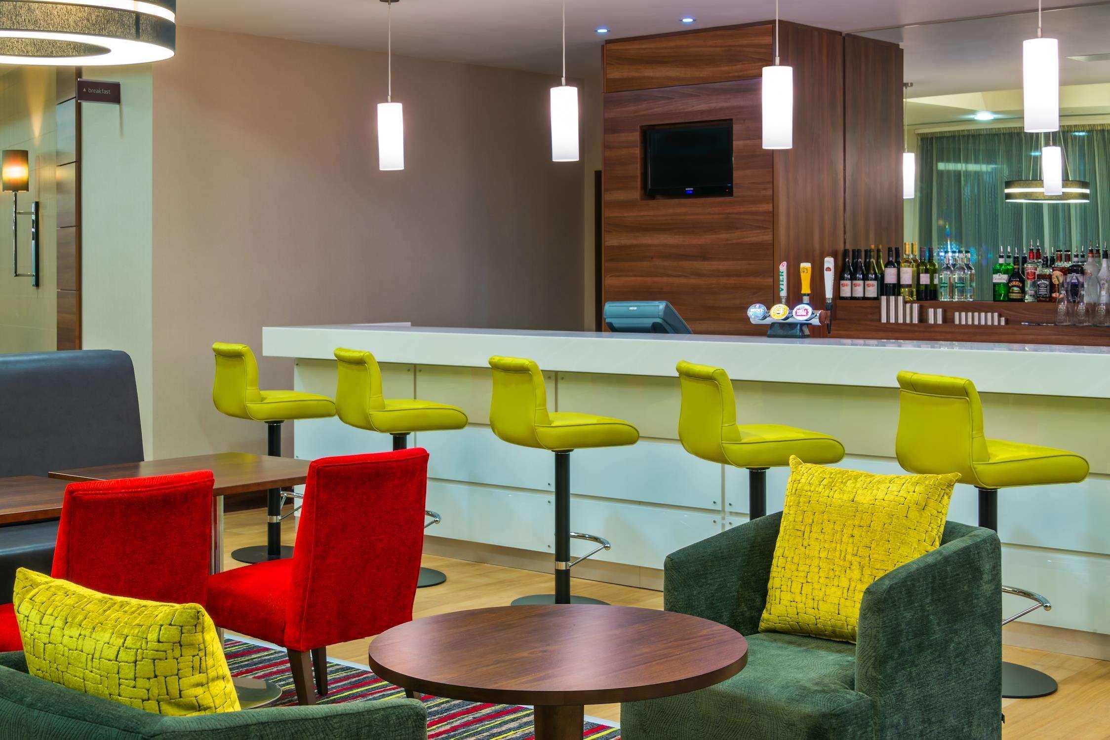 Отель Hampton By Hilton Luton Airport Экстерьер фото
