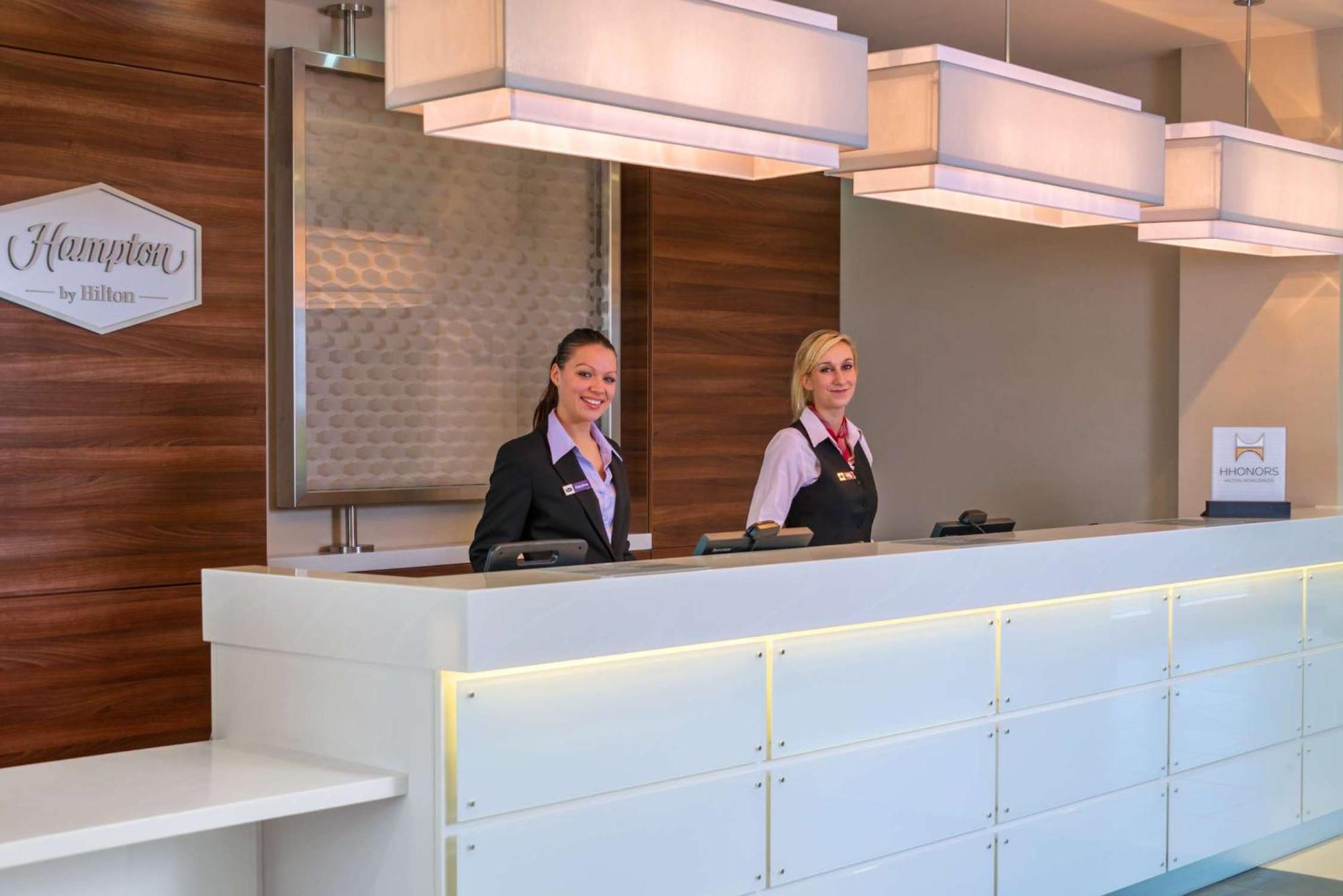 Отель Hampton By Hilton Luton Airport Экстерьер фото