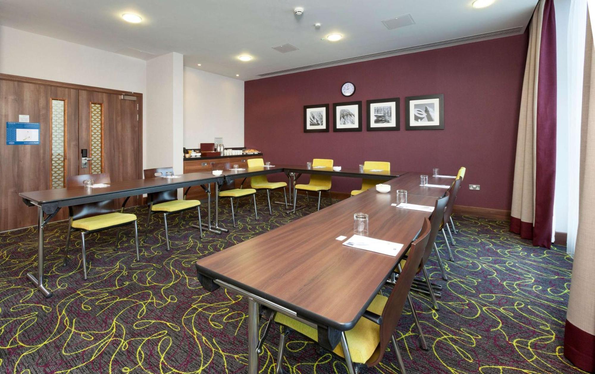 Отель Hampton By Hilton Luton Airport Экстерьер фото