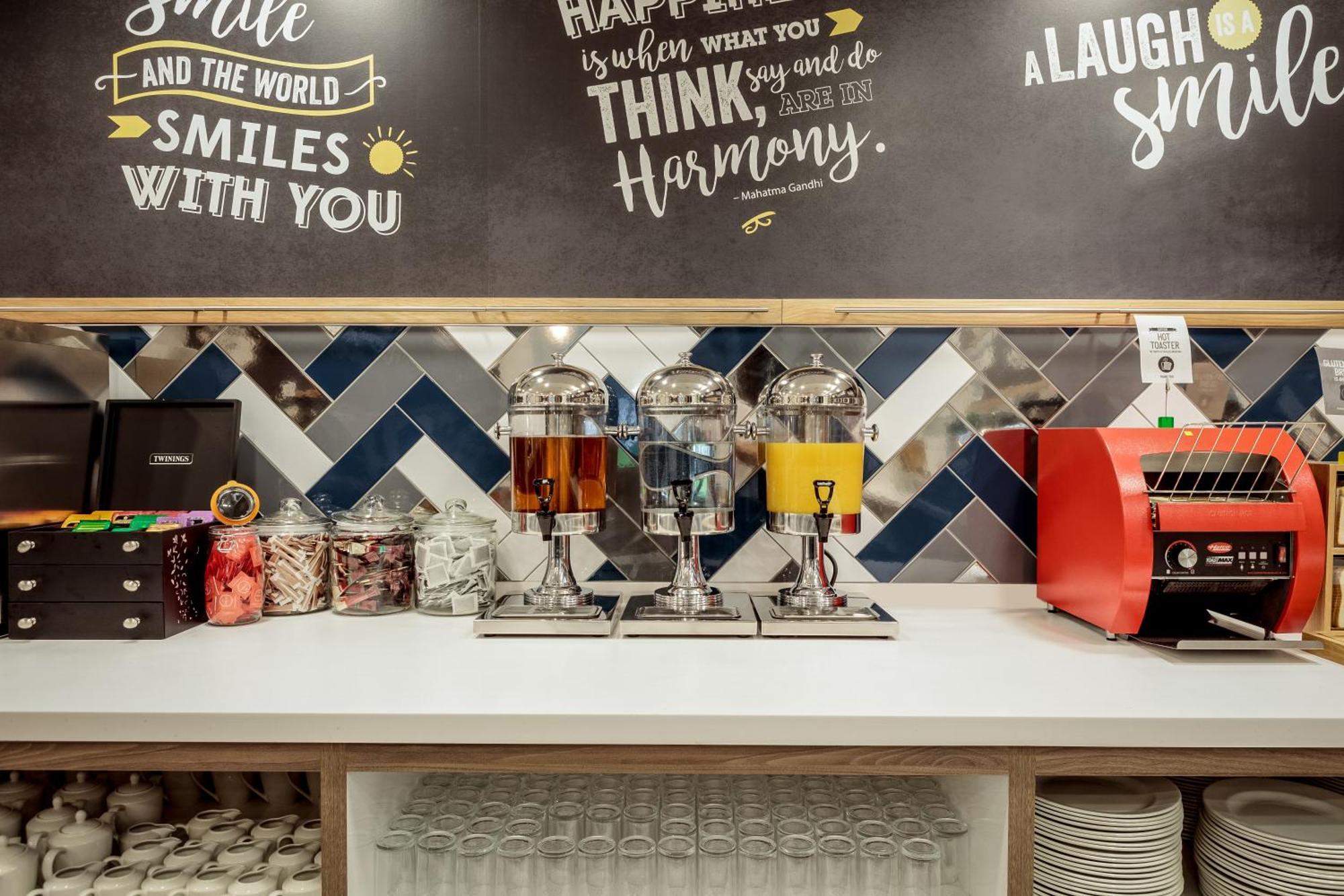 Отель Hampton By Hilton Luton Airport Экстерьер фото