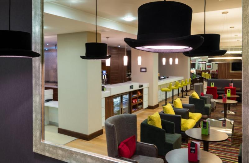 Отель Hampton By Hilton Luton Airport Экстерьер фото