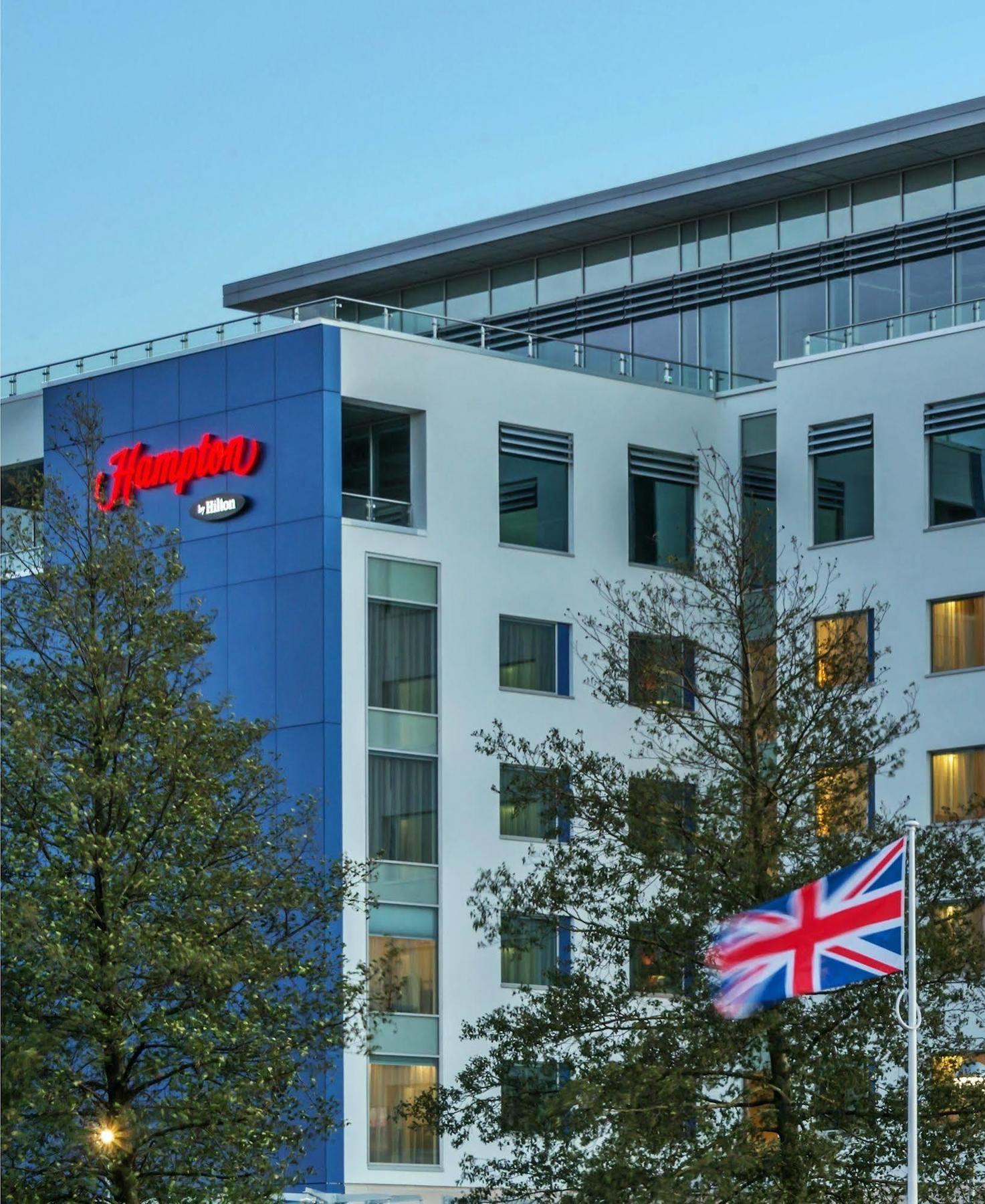 Отель Hampton By Hilton Luton Airport Экстерьер фото
