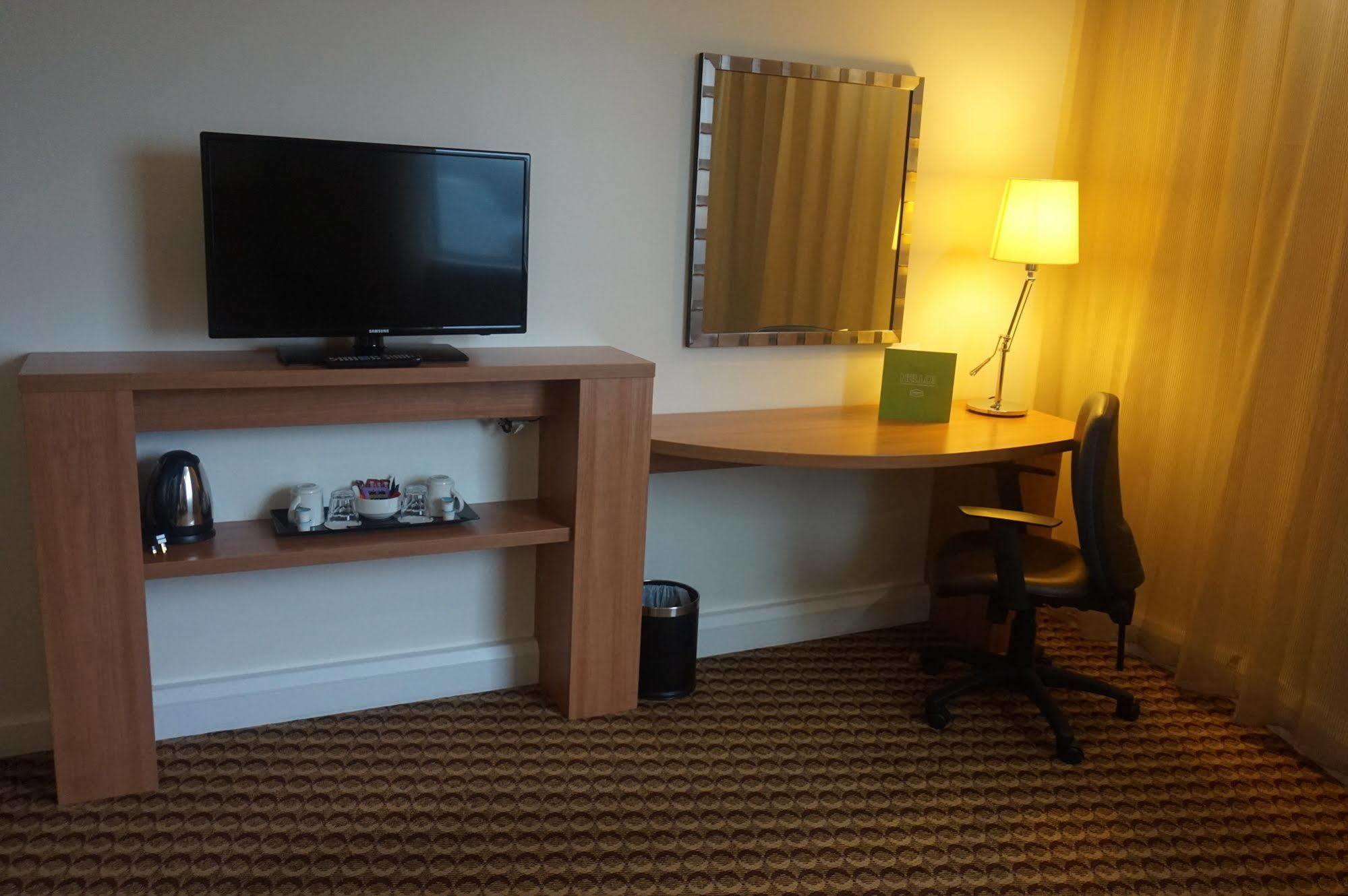 Отель Hampton By Hilton Luton Airport Экстерьер фото